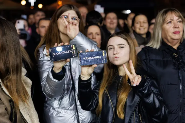 Elegantne u bundicama i savr&scaron;eno dotjerane, ukrale su pažnju na Jolinom koncertu u Zadru