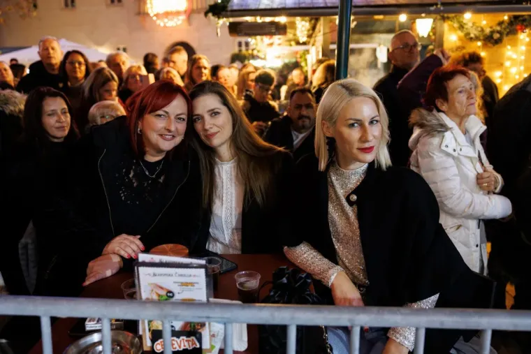 Elegantne u bundicama i savr&scaron;eno dotjerane, ukrale su pažnju na Jolinom koncertu u Zadru