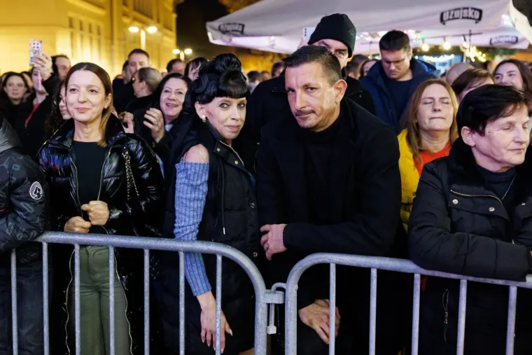 Elegantne u bundicama i savr&scaron;eno dotjerane, ukrale su pažnju na Jolinom koncertu u Zadru