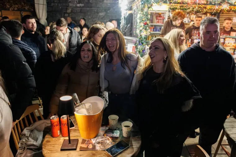 Elegantne u bundicama i savr&scaron;eno dotjerane, ukrale su pažnju na Jolinom koncertu u Zadru