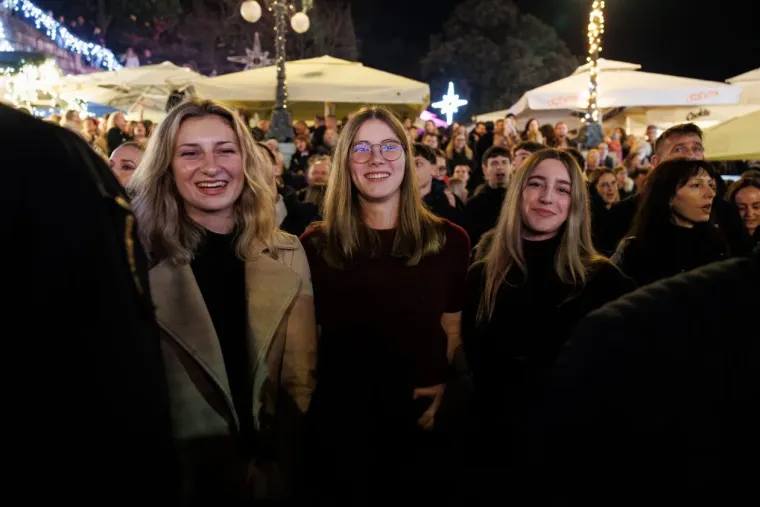 Elegantne u bundicama i savr&scaron;eno dotjerane, ukrale su pažnju na Jolinom koncertu u Zadru