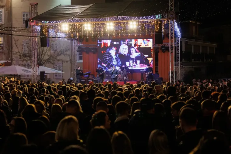 Elegantne u bundicama i savr&scaron;eno dotjerane, ukrale su pažnju na Jolinom koncertu u Zadru