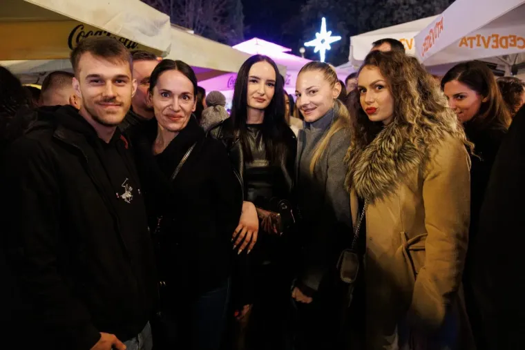 Elegantne u bundicama i savr&scaron;eno dotjerane, ukrale su pažnju na Jolinom koncertu u Zadru