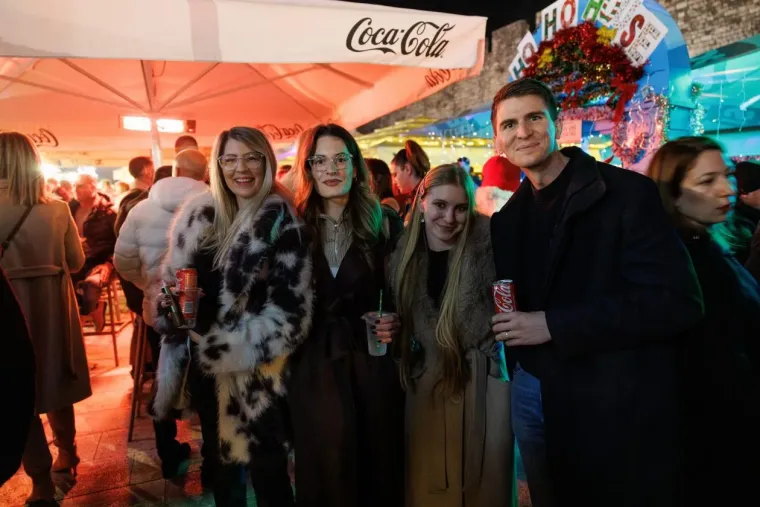 Elegantne u bundicama i savr&scaron;eno dotjerane, ukrale su pažnju na Jolinom koncertu u Zadru