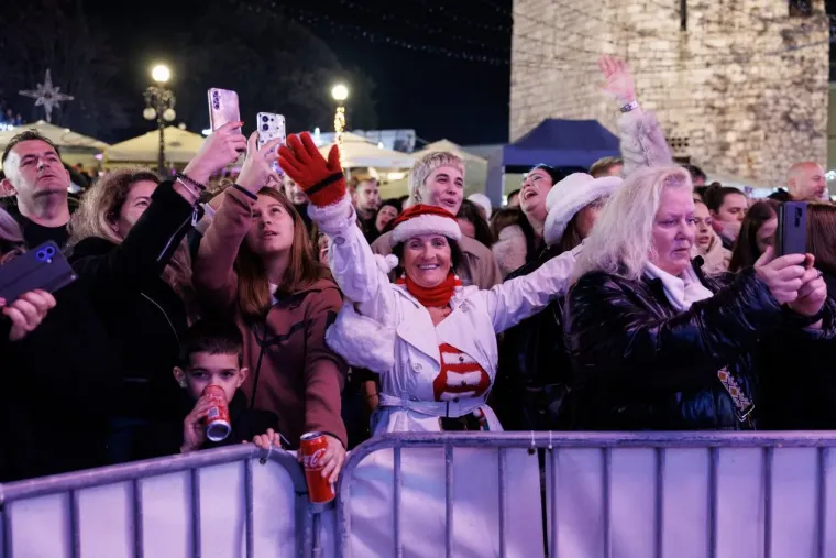 Elegantne u bundicama i savr&scaron;eno dotjerane, ukrale su pažnju na Jolinom koncertu u Zadru