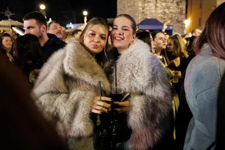 Elegantne u bundicama i savr&scaron;eno dotjerane, ukrale su pažnju na Jolinom koncertu u Zadru