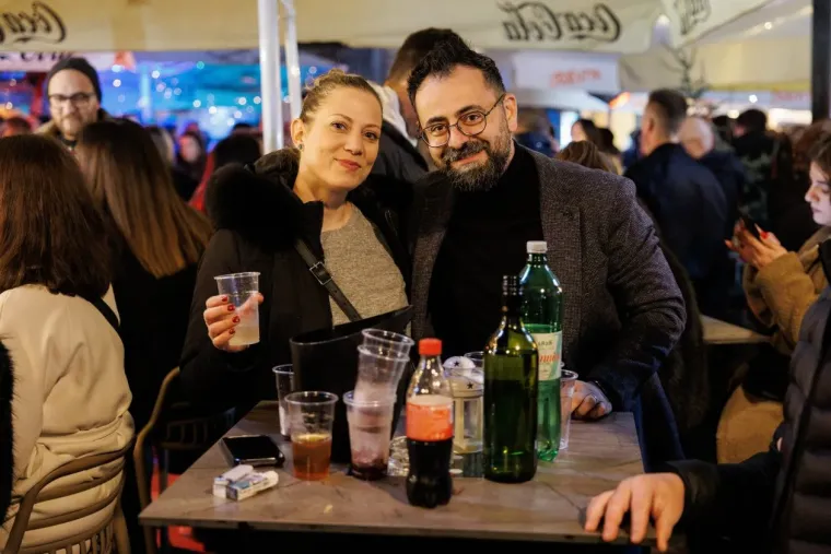 Elegantne u bundicama i savr&scaron;eno dotjerane, ukrale su pažnju na Jolinom koncertu u Zadru