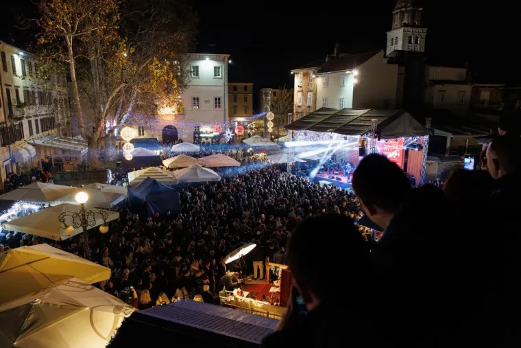 Elegantne u bundicama i savr&scaron;eno dotjerane, ukrale su pažnju na Jolinom koncertu u Zadru