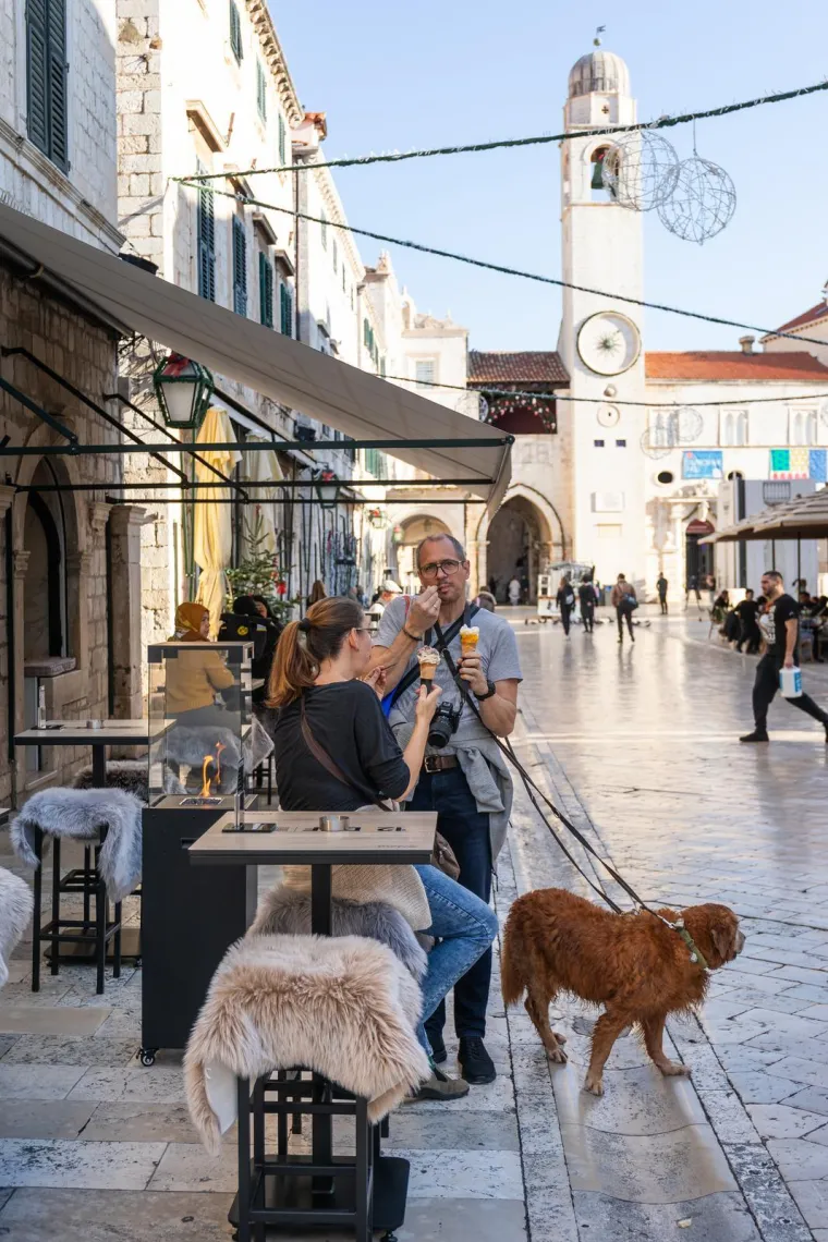 Dubrovčani se osvježili u moru, a misteriozna brineta ukrala pažnju kameri