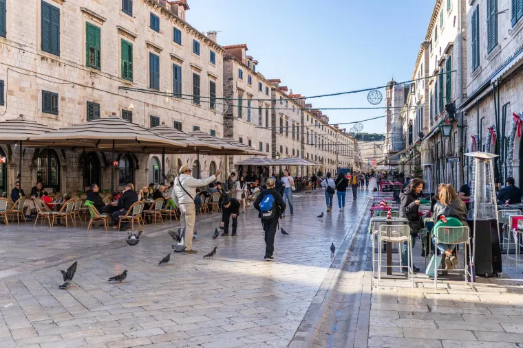 Dubrovčani se osvježili u moru, a misteriozna brineta ukrala pažnju kameri