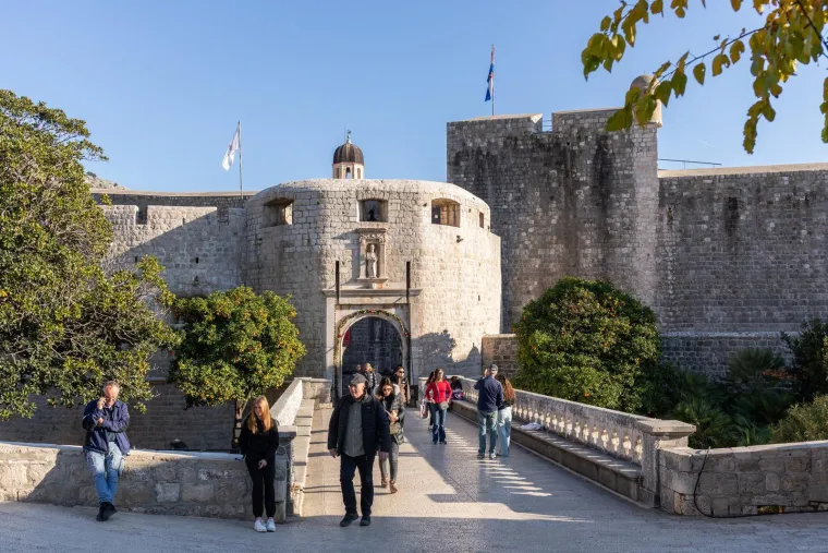 Dubrovčani se osvježili u moru, a misteriozna brineta ukrala pažnju kameri