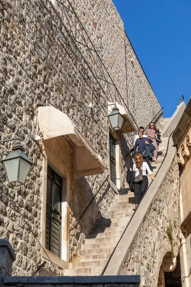 Dubrovčani se osvježili u moru, a misteriozna brineta ukrala pažnju kameri