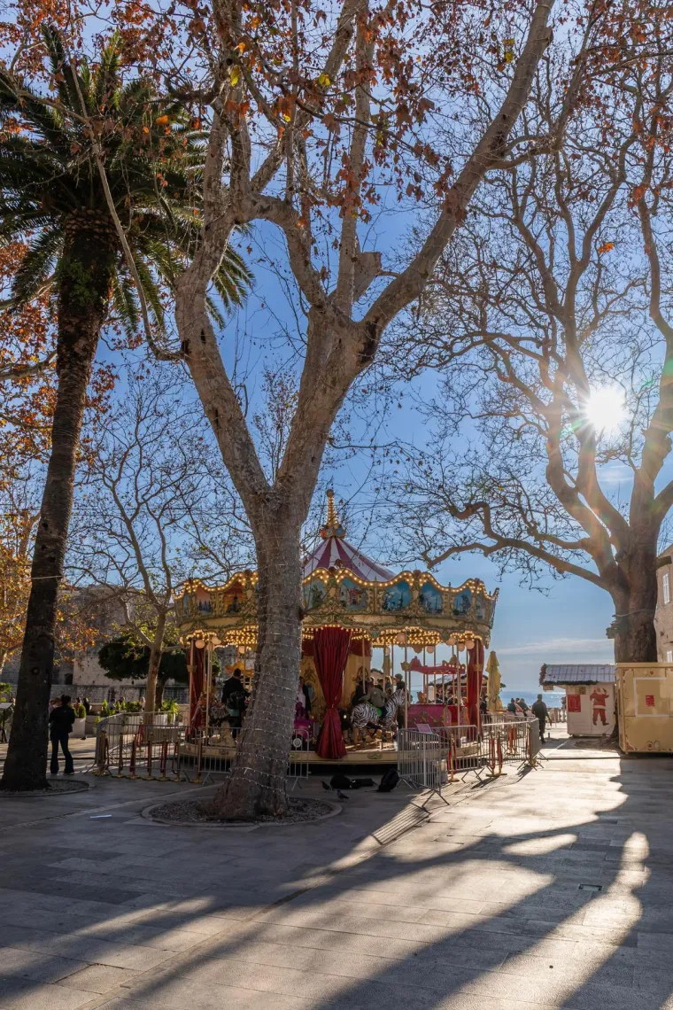 Dubrovčani se osvježili u moru, a misteriozna brineta ukrala pažnju kameri