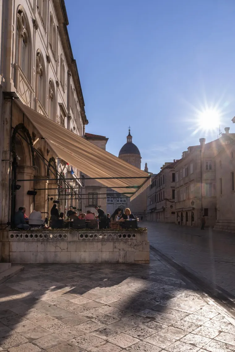 Dubrovčani se osvježili u moru, a misteriozna brineta ukrala pažnju kameri