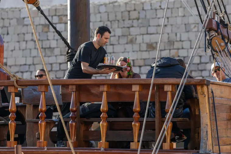 Dubrovčani se osvježili u moru, a misteriozna brineta ukrala pažnju kameri