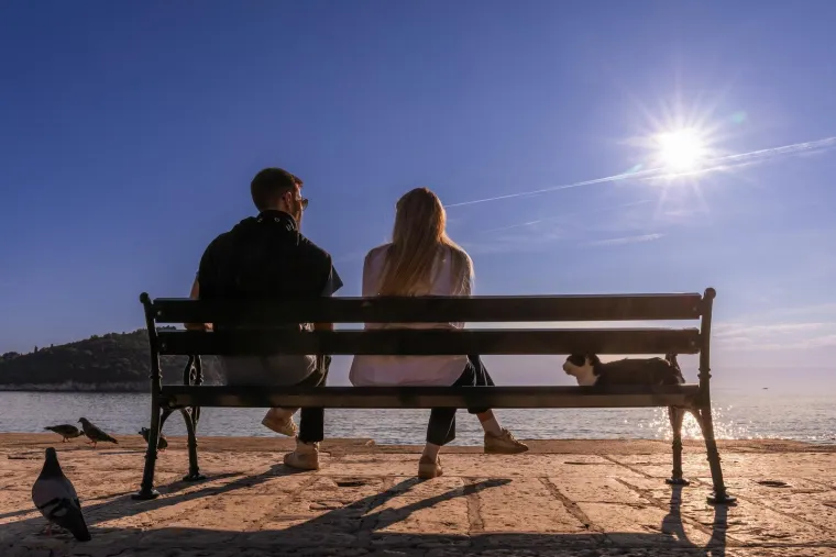 Dubrovčani se osvježili u moru, a misteriozna brineta ukrala pažnju kameri