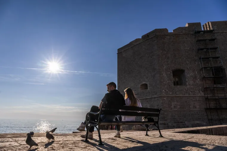Dubrovčani se osvježili u moru, a misteriozna brineta ukrala pažnju kameri