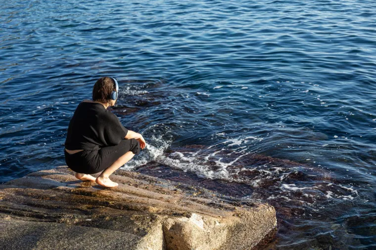 Dubrovčani se osvježili u moru, a misteriozna brineta ukrala pažnju kameri