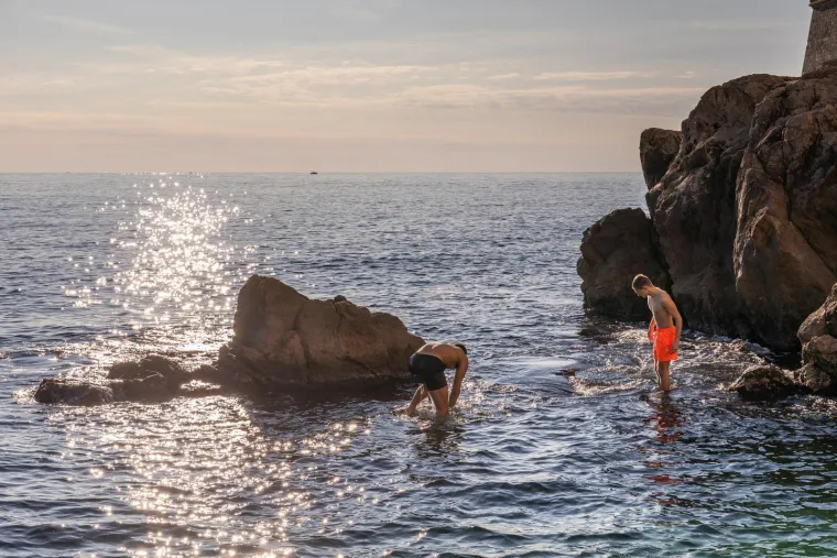 Dubrovčani se osvježili u moru, a misteriozna brineta ukrala pažnju kameri