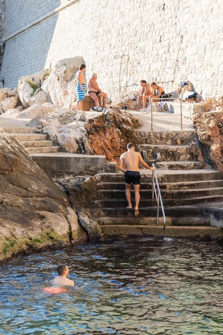 Dubrovčani se osvježili u moru, a misteriozna brineta ukrala pažnju kameri
