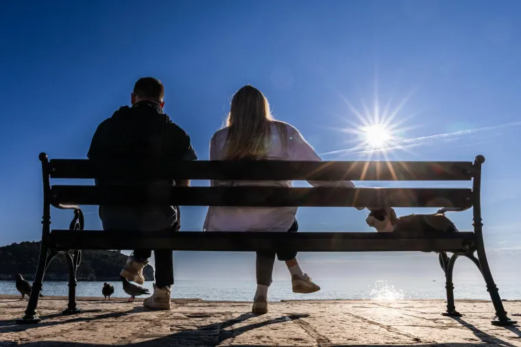 Dubrovčani se osvježili u moru, a misteriozna brineta ukrala pažnju kameri