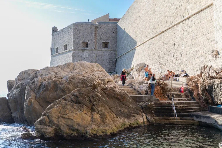 Dubrovčani se osvježili u moru, a misteriozna brineta ukrala pažnju kameri