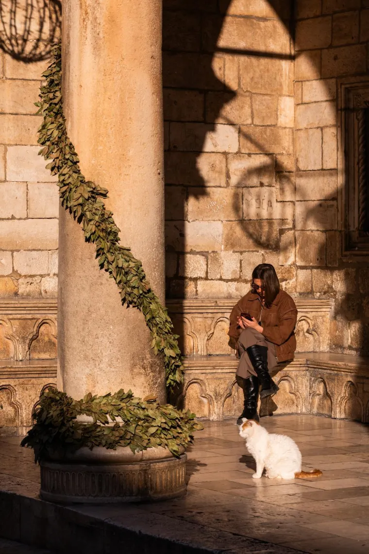 Dubrovčani se osvježili u moru, a misteriozna brineta ukrala pažnju kameri