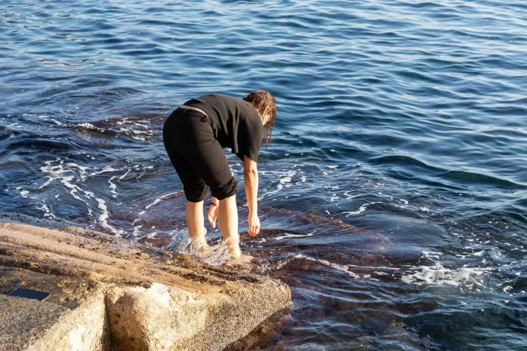 Dubrovčani se osvježili u moru, a misteriozna brineta ukrala pažnju kameri
