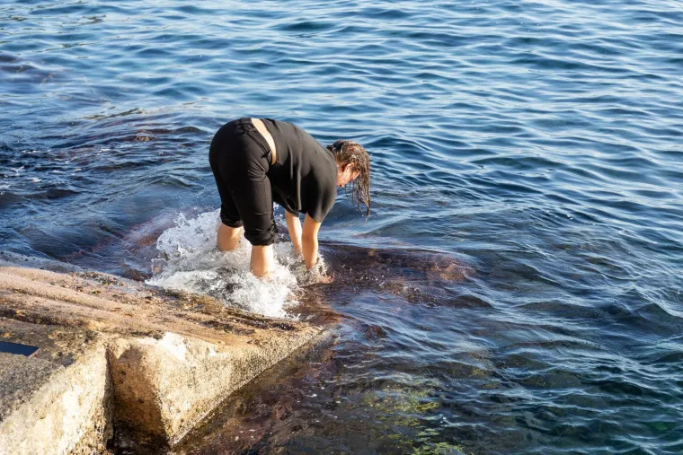 Dubrovčani se osvježili u moru, a misteriozna brineta ukrala pažnju kameri