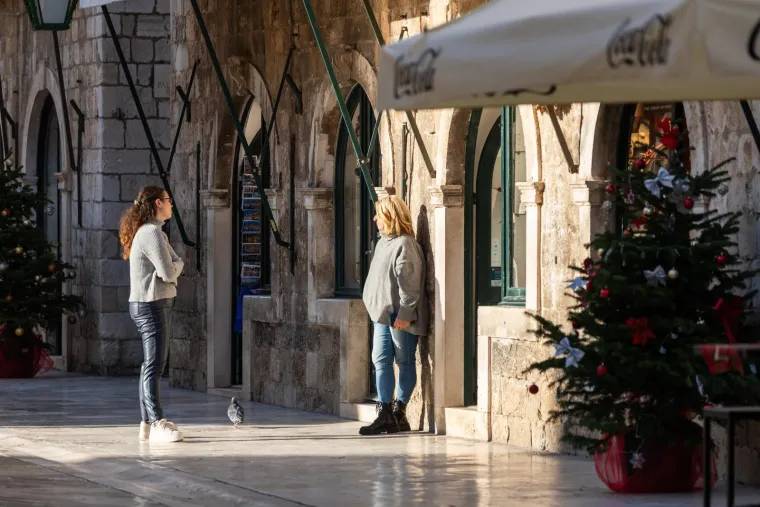 Dubrovčani se osvježili u moru, a misteriozna brineta ukrala pažnju kameri