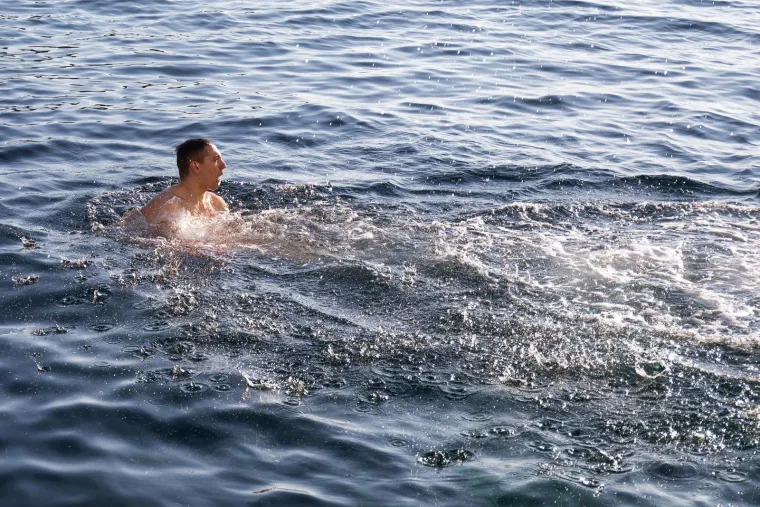 Dubrovčani se osvježili u moru, a misteriozna brineta ukrala pažnju kameri