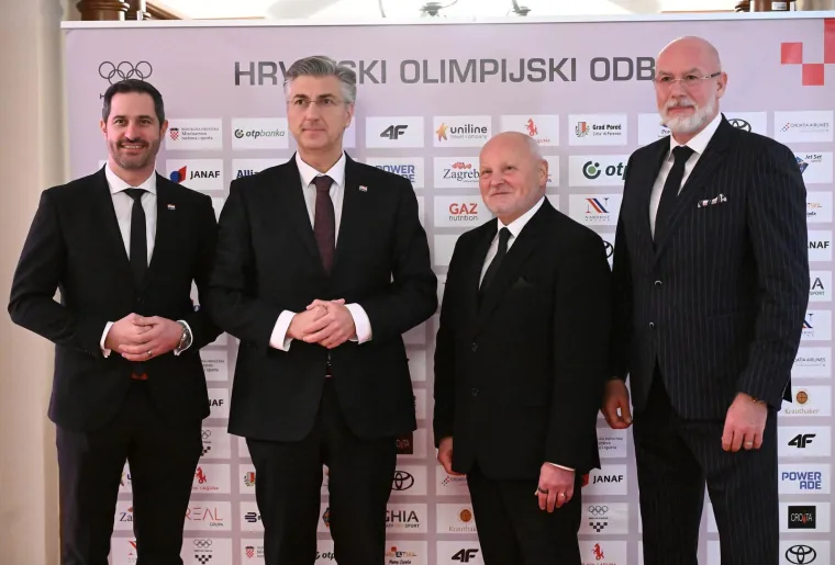 Kolinda otela poglede: Jeste li vidjeli kako je stigla na svečanu dodjelu nagrada?