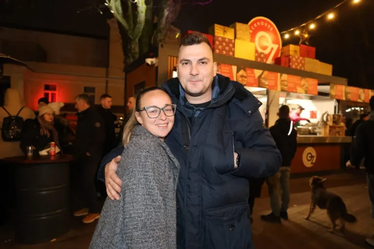 Ona je tajanstvena ljepotica iz publike! Dama sa &scaron;iltericom koja je osvojila Karlovac