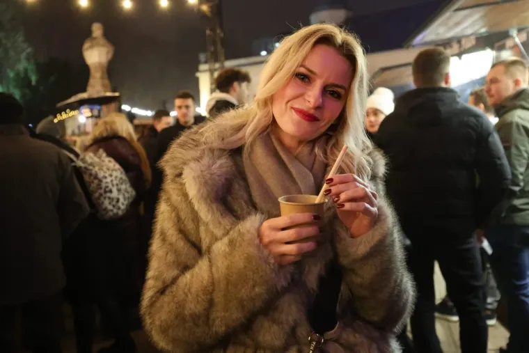 Ona je tajanstvena ljepotica iz publike! Dama sa &scaron;iltericom koja je osvojila Karlovac