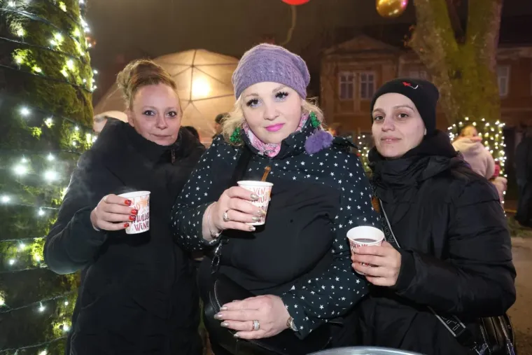 Ona je tajanstvena ljepotica iz publike! Dama sa &scaron;iltericom koja je osvojila Karlovac