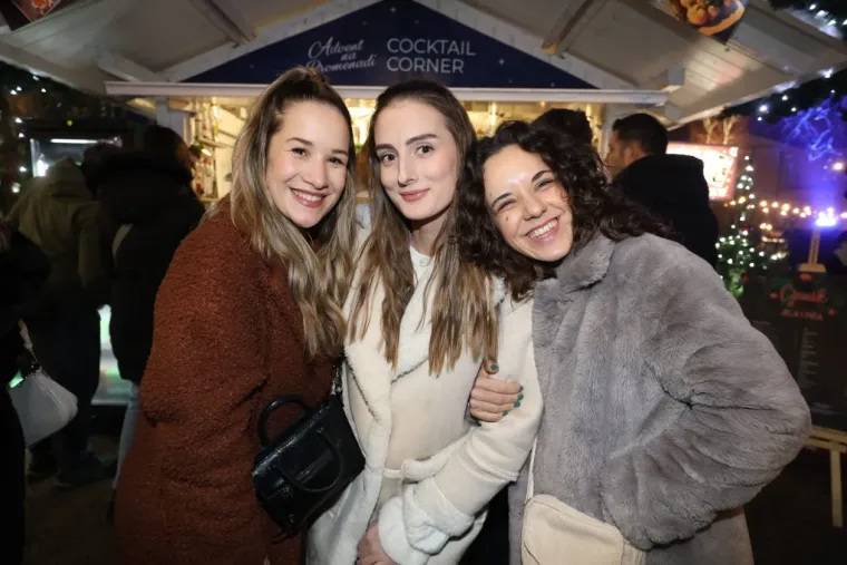 Ona je tajanstvena ljepotica iz publike! Dama sa &scaron;iltericom koja je osvojila Karlovac