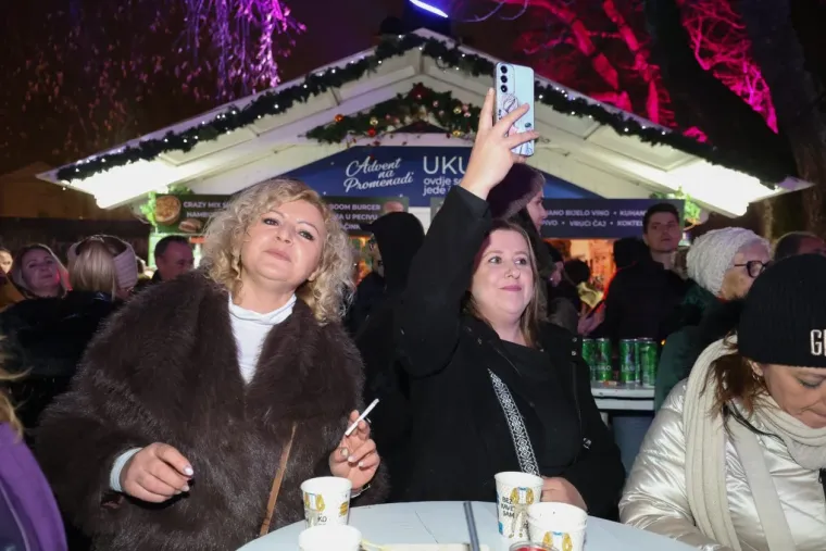 Ona je tajanstvena ljepotica iz publike! Dama sa &scaron;iltericom koja je osvojila Karlovac