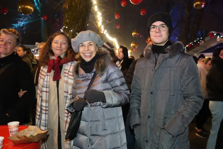 Ona je tajanstvena ljepotica iz publike! Dama sa &scaron;iltericom koja je osvojila Karlovac