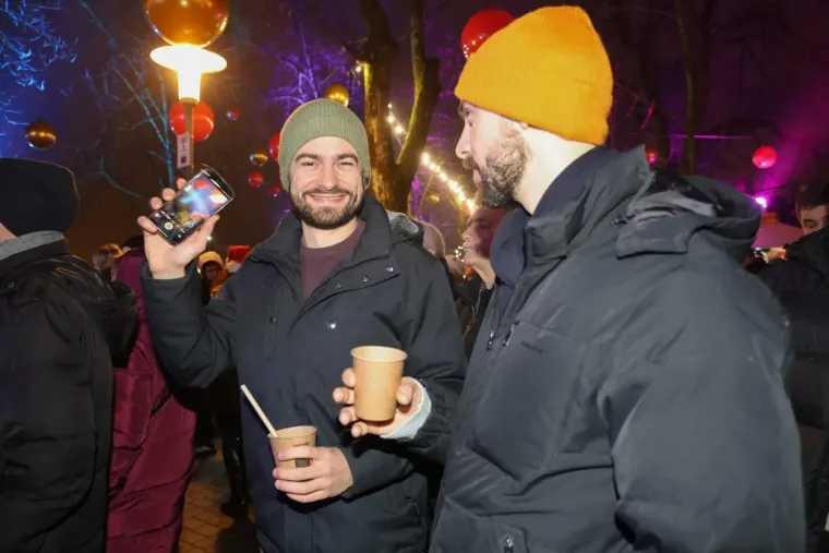 Ona je tajanstvena ljepotica iz publike! Dama sa &scaron;iltericom koja je osvojila Karlovac