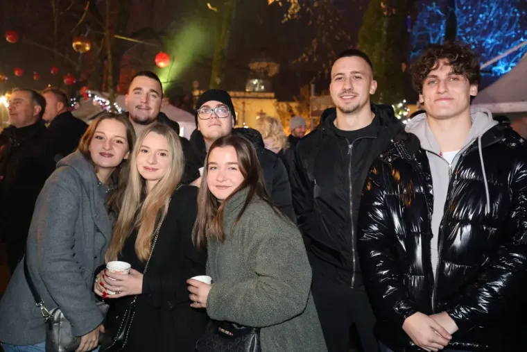 Ona je tajanstvena ljepotica iz publike! Dama sa &scaron;iltericom koja je osvojila Karlovac