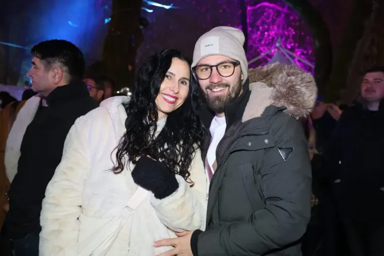 Ona je tajanstvena ljepotica iz publike! Dama sa &scaron;iltericom koja je osvojila Karlovac