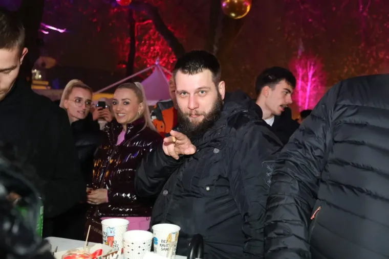 Ona je tajanstvena ljepotica iz publike! Dama sa &scaron;iltericom koja je osvojila Karlovac