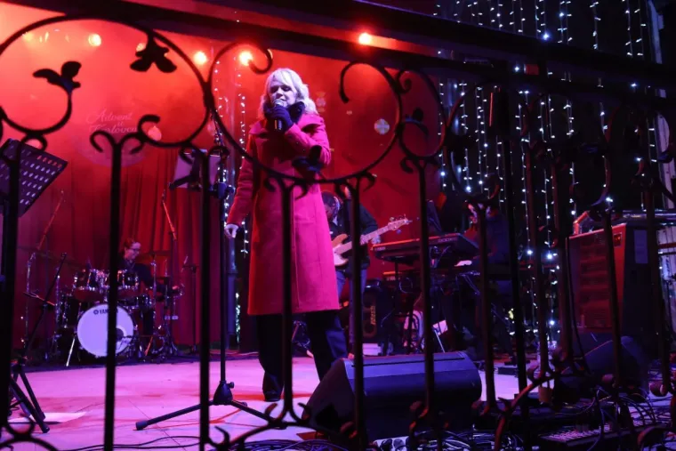 Ona je tajanstvena ljepotica iz publike! Dama sa &scaron;iltericom koja je osvojila Karlovac