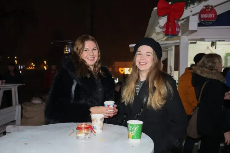 Ona je tajanstvena ljepotica iz publike! Dama sa &scaron;iltericom koja je osvojila Karlovac