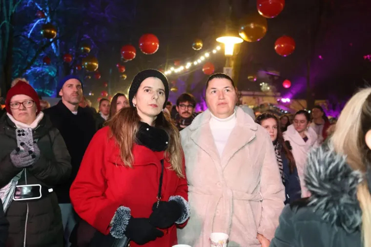 Ona je tajanstvena ljepotica iz publike! Dama sa &scaron;iltericom koja je osvojila Karlovac