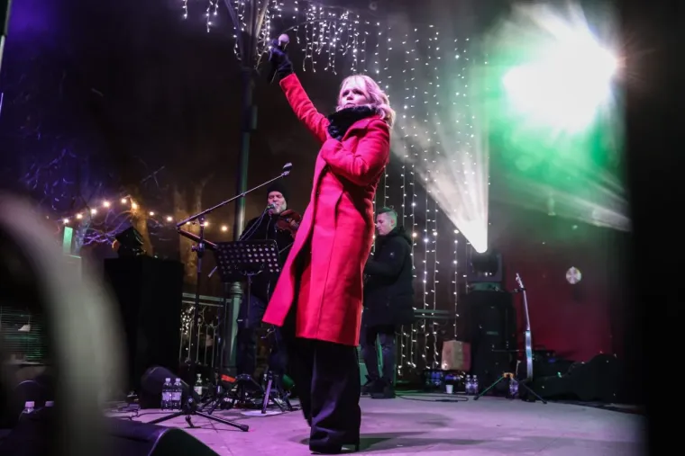 Ona je tajanstvena ljepotica iz publike! Dama sa &scaron;iltericom koja je osvojila Karlovac