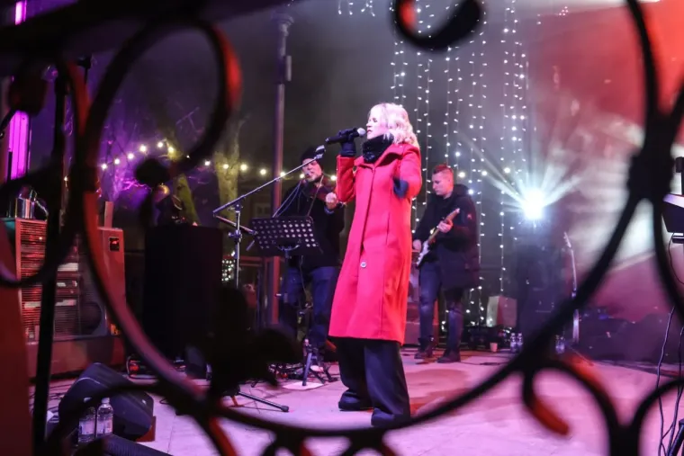 Ona je tajanstvena ljepotica iz publike! Dama sa &scaron;iltericom koja je osvojila Karlovac