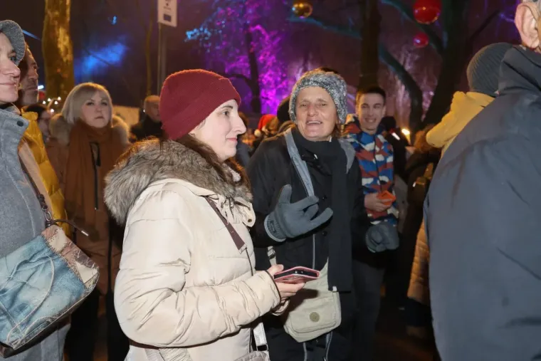 Ona je tajanstvena ljepotica iz publike! Dama sa &scaron;iltericom koja je osvojila Karlovac