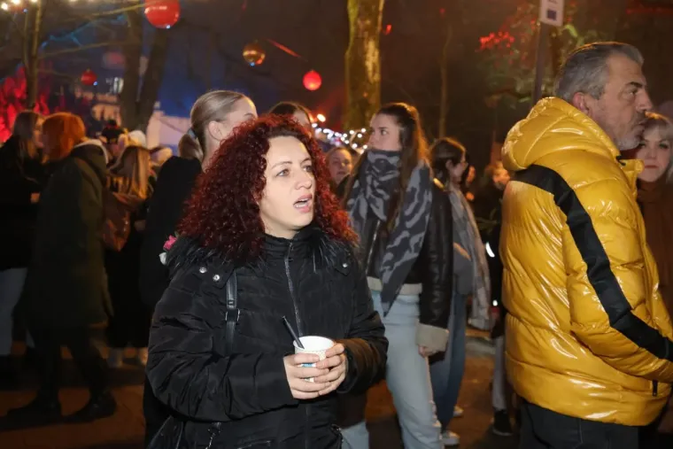 Ona je tajanstvena ljepotica iz publike! Dama sa &scaron;iltericom koja je osvojila Karlovac