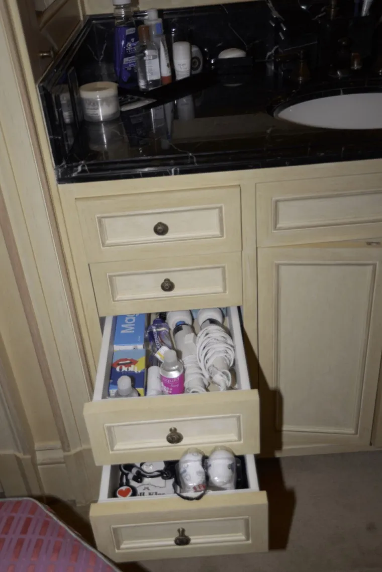 Vruće igračke i znakovita knjiga: Pogledajte s čime su se sve Epstein i Maxwell zabavljali